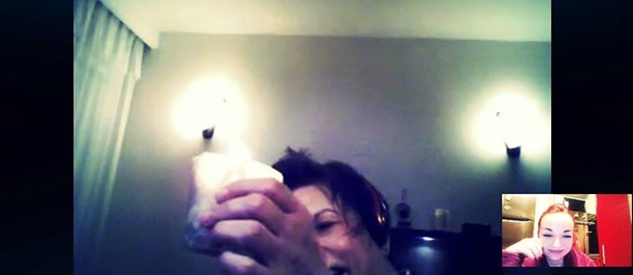 Mama, surprinsă în timp ce căuta „găurica pentru puța de la căști” cu lumânarea, pe sub birou